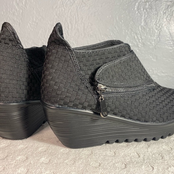 NWOT Bernie Mev Zig Zag Side Zip Ankle Bootie -  In Black - Picture 8 of 16
